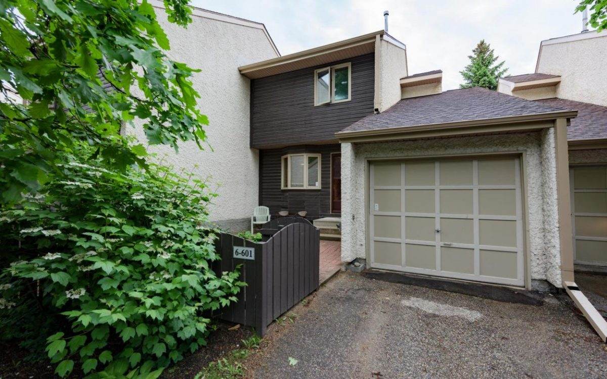 Townhome Condo in Meadowood backing onto The Seine River Home Maintenance