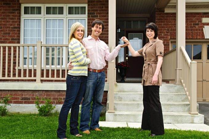 Buyer Agent handing keys to new owners